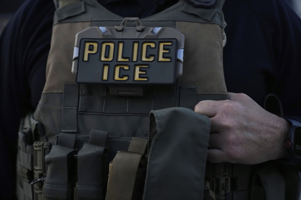 A U.S. Immigration and Customs Enforcement agent takes part in an early morning operation in Park Ridge, Ill., Friday, Sept. 19, 2025. (AP Photo/Erin Hooley)