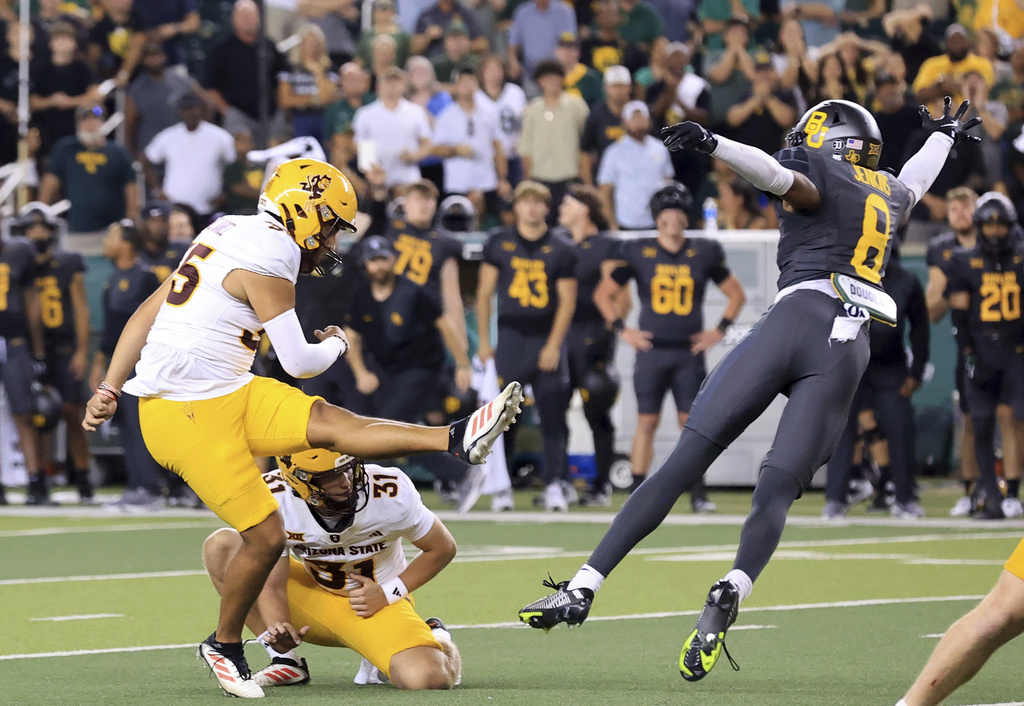 Arizona State's Jesus Gomez, left, makes a field goal past Baylor cornerback Caden Jenkins, right, in the final seconds of an NCAA college football game, Saturday, Sept. 20, 2025, in Waco, Texas. (AP Photo/Jerry Larson)