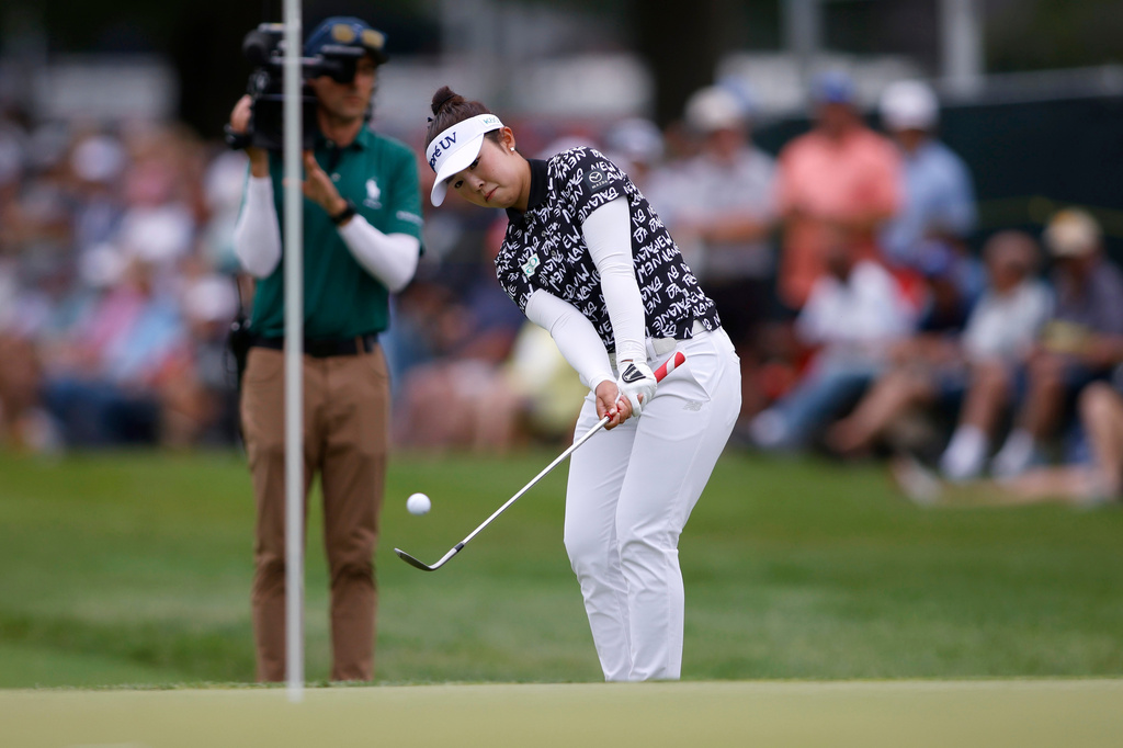 Miyu Yamashita, of Japan, hits onto the 18th green during the final round of the Meijer LPGA Classic golf tournament, Sunday, June 21, 2026, in Belmont, Mich. (AP Photo/Al Goldis)