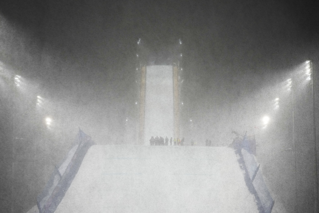 Heavy snow falls before the women's freestyle skiing big air finals at the 2026 Winter Olympics, in Livigno, Italy, Monday, Feb. 16, 2026. (AP Photo/Andy Bao)