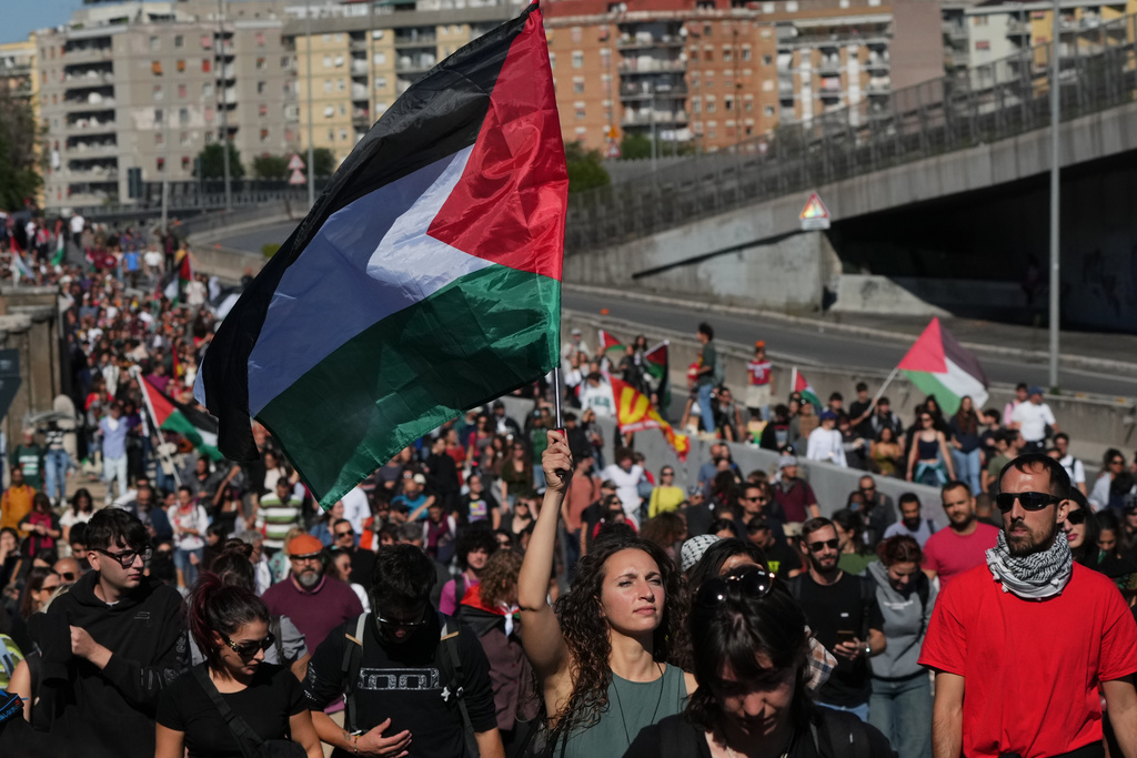 Pro-Palestinian demonstrators march along the Rome's ring road as they gather for a national general strike called by different unions to protest against the situation in Gaza two days after Israeli forces intercepted a Gaza-bound aid flotilla in the Mediterranean Sea, in Rome, Friday, Oct. 3, 2025. (AP Photo/Alessandra Tarantino)