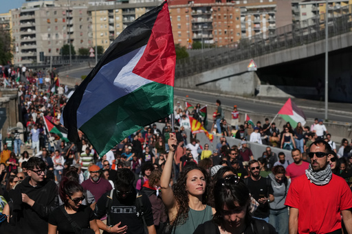 Pro-Palestinian demonstrators march along the Rome's ring road as they gather for a national general strike called by different unions to protest against the situation in Gaza two days after Israeli forces intercepted a Gaza-bound aid flotilla in the Mediterranean Sea, in Rome, Friday, Oct. 3, 2025. (AP Photo/Alessandra Tarantino) Pro-Palestinian demonstrators march along the Rome's ring road as they gather for a national general strike called by different unions to protest against the situation in Gaza two days after Israeli forces intercepted a Gaza-bound aid flotilla in the Mediterranean Sea, in Rome, Friday, Oct. 3, 2025. (AP Photo/Alessandra Tarantino)