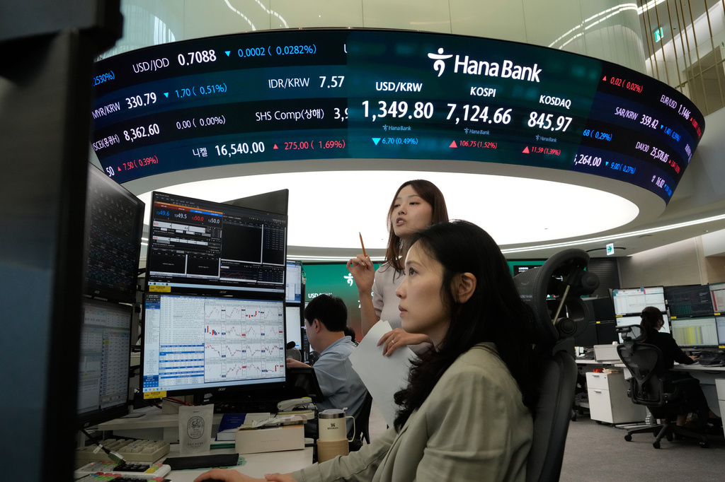 Currency traders watch monitors at the foreign exchange dealing room of the Hana Bank headquarters in Seoul, South Korea, Wednesday, Sept. 23, 2026. (AP Photo/Ahn Young-joon)