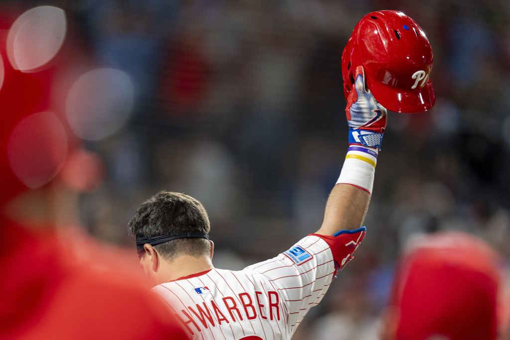 Philadelphia Phillies' Kyle Schwarber tips his helmet to the crowd after hitting a three-run home run during the seventh inning of a baseball game against the New York Mets, Tuesday, Sep. 9, 2025, in Philadelphia. (AP Photo/Chris Szagola)