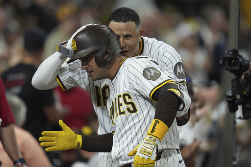 José Iglesias, izquierda, de los Padres de San Diego, celebra con su compañero Manny Machado después de batear un cuadrangular durante la quinta entrada del juego de béisbol de Grandes Ligas contra los Cerveceros de Milwaukee, el lunes 22 de septiembre de 2025, en San Diego. (AP Foto/Gregory Bull) José Iglesias, izquierda, de los Padres de San Diego, celebra con su compañero Manny Machado después de batear un cuadrangular durante la quinta entrada del juego de béisbol de Grandes Ligas contra los Cerveceros de Milwaukee, el lunes 22 de septiembre de 2025, en San Diego. (AP Foto/Gregory Bull)