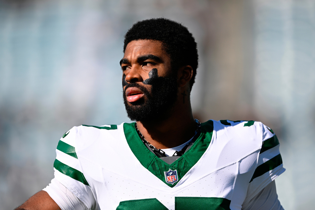 FILE - New York Jets cornerback Qwan'Tez Stiggers warms up before an NFL football game against the Jacksonville Jaguars in Jacksonville, Fla., Dec. 14, 2025. (AP Photo/Phelan M. Ebenhack, File)