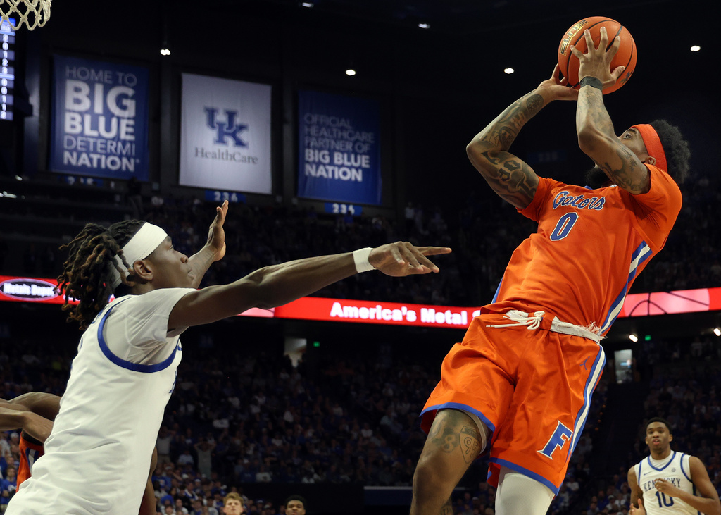 Florida's Boogie Fland, right, looks to shoot while defended by Kentucky's Denzel Aberdeen, left, during the second half of an NCAA college basketball game in Lexington, Ky., Saturday, March 7, 2026. (AP Photo/James Crisp)