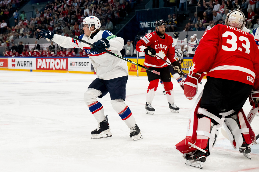 Norway's Noah Steen, left, celebrates after scoring during the 2026 IIHF Men's Ice Hockey World Championship preliminary round group B game between Canada and Norway, in Fribourg, Switzerland, Thursday, May 21, 2026. (Anthony Anex/Keystone via AP)