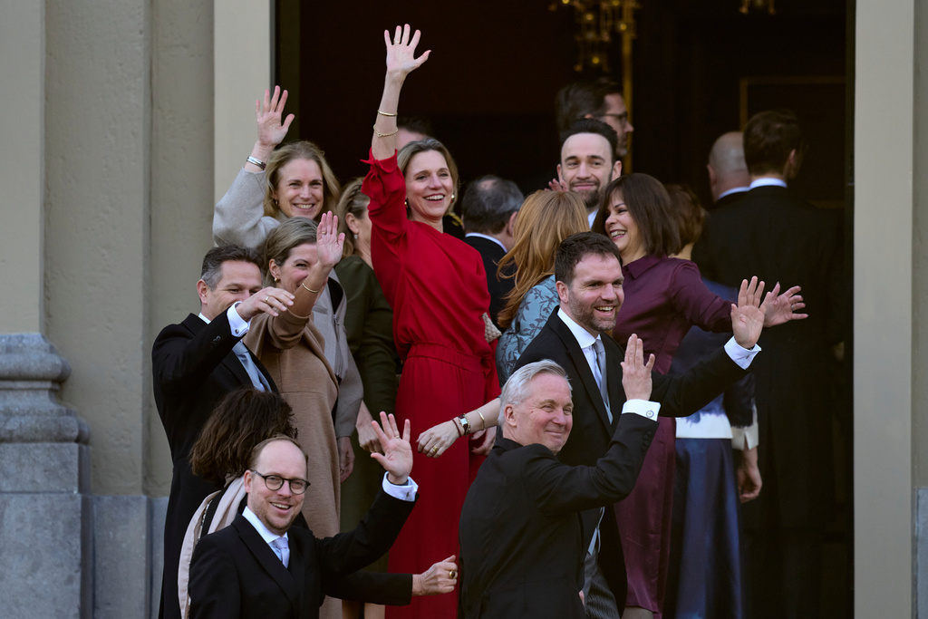 Incumbent ministers wave to the media before being sworn in by King Willem-Alexander at Royal Palace Huis ten Bosch in The Hague, Netherlands, Monday, Feb. 23, 2026. (AP Photo/Peter Dejong)
