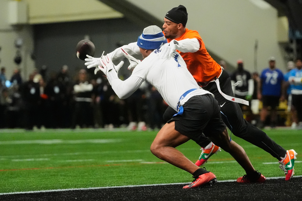 AFC wide receiver Ja'Marr Chase (1), of the Cincinnati Bengals, defends a pass intended for NFC running back Bijan Robinson (7), of the Atlanta Falcons, during the first half of the NFL Pro Bowl football game, Tuesday, Feb. 3, 2026, in San Francisco. (AP Photo/Jeff Chiu)