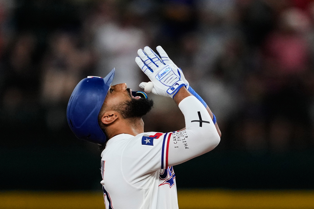 Texas Rangers' Ezequiel Duran celebrates his two-run double in the eighth inning a baseball game against the San Francisco Giants in Arlington, Texas, Tuesday, Aug. 4, 2026. (AP Photo/Tony Gutierrez)