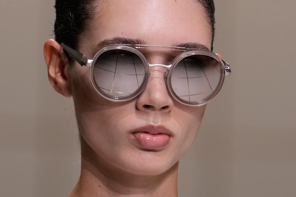 A model wears a creation part of the Giorgio Armani women's Spring-Summer 2027 collection, presented in Milan, Italy, Sunday, Sept. 27, 2026. (AP Photo/Luca Bruno)