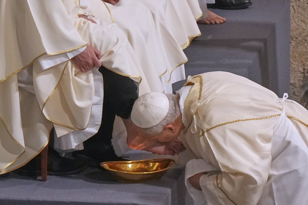 Pope Leo XIV washes and kisses the feet of 12 Roman priests during the Missa in Caena Domini, the Mass of the Lord's Supper, on Catholic Holy Thursday in St. John Lateran Basilica in Rome, Thursday, April 2, 2026. (AP Photo/Andrew Medichini)