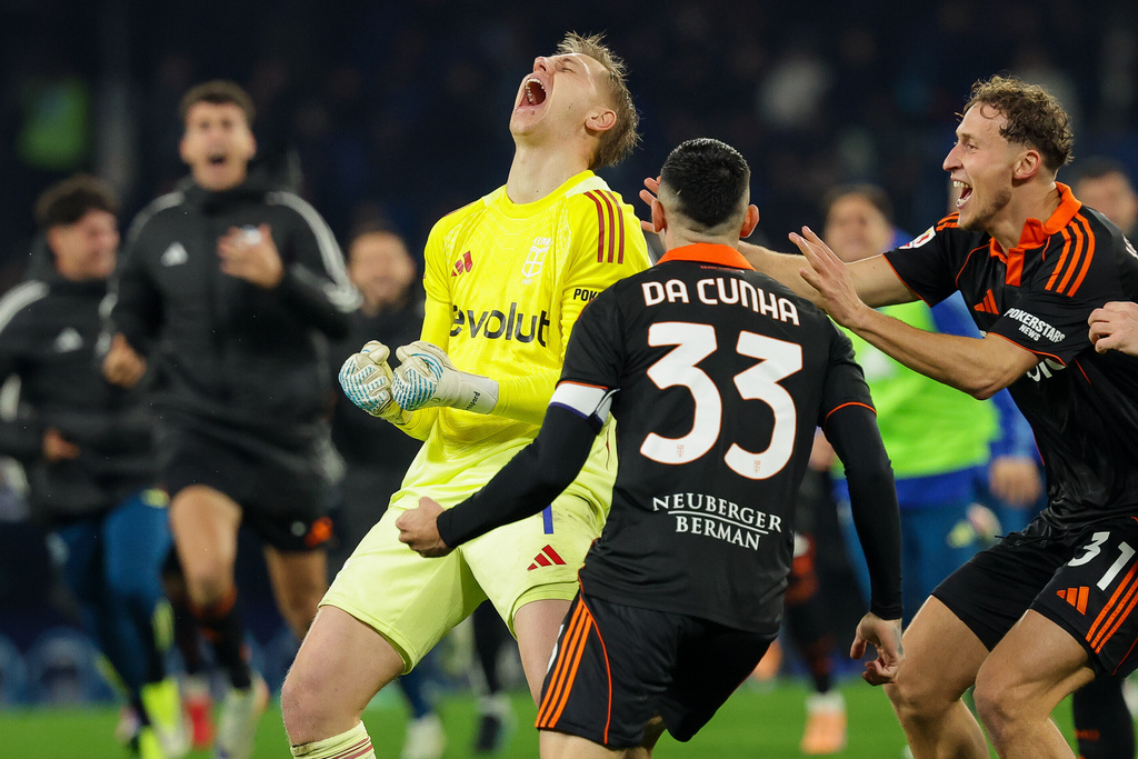 Como's goalkeeper Jean Butez (1) celebrates with teammates after the Italian Cup quarterfinal soccer match against Napoli, Tuesday, Feb. 10, 2026, in Naples, Italy. (Alessandro Garofalo/LaPresse via AP)
