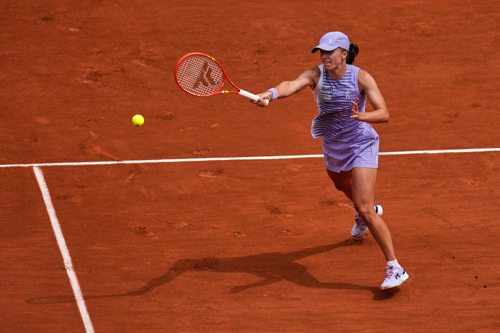 Poland's Iga Swiatek returns to Ukraine's Marta Kostyuk during the fourth-round tennis match at the French Open in Paris, Sunday, May 31, 2026. (AP Photo/Christophe Ena)