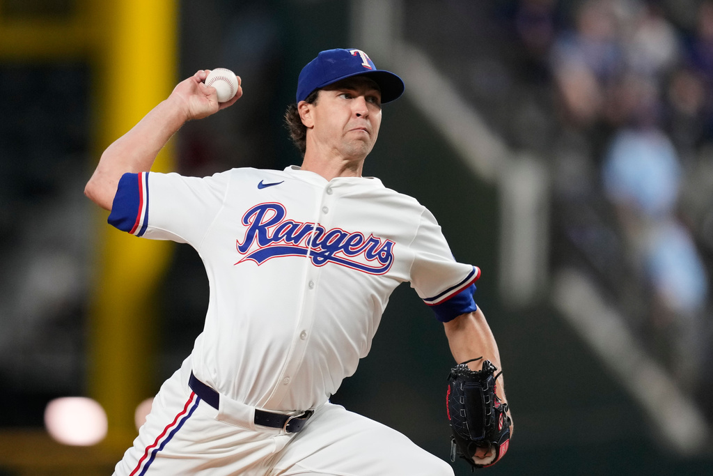 Texas Rangers starting pitcher Jacob deGrom throws to the Minnesota Twins in the first inning of a baseball game Wednesday, Sept. 24, 2025, in Arlington, Texas. (AP Photo/Tony Gutierrez)