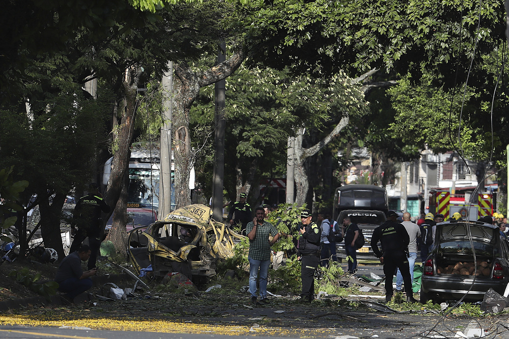 Security forces inspect the site of a bomb explosion outside an Air Force base in Cali, Colombia, Thursday, Aug. 21, 2025. (AP Photo/Santiago Saldarriaga)