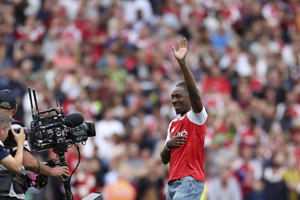 Arsenal's new player Eberechi Eze is introduced to the fans before the English Premier League soccer match between Arsenal and Leeds United at Emirates stadium in London, England, Saturday, Aug. 23, 2025. (AP Photo/Ian Walton)