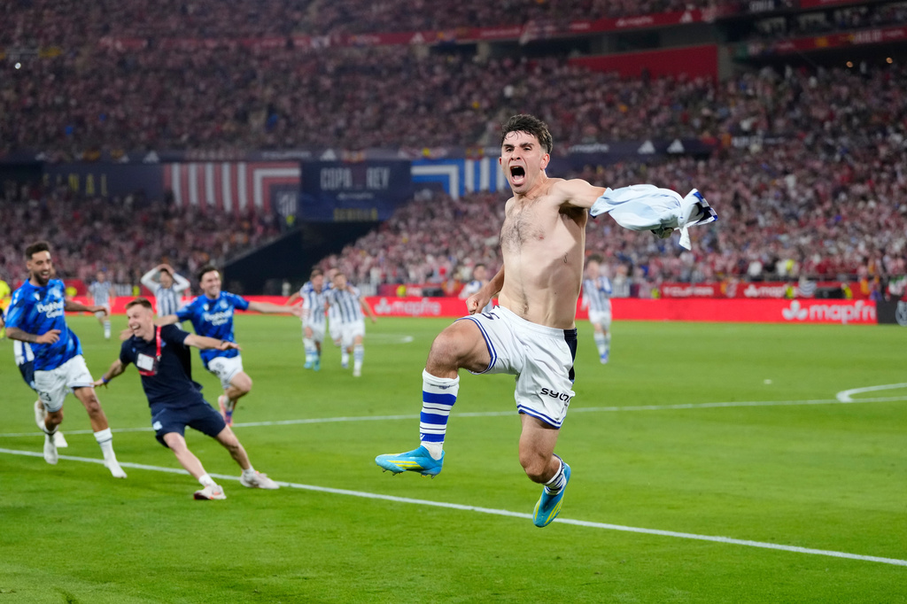 Real Sociedad's Pablo Marin, right, celebrates with teammates as they won the Copa del Rey final soccer match between Atletico Madrid and Real Sociedad in Seville, Spain, Saturday, April. 18, 2026. (AP Photo/Jose Breton)