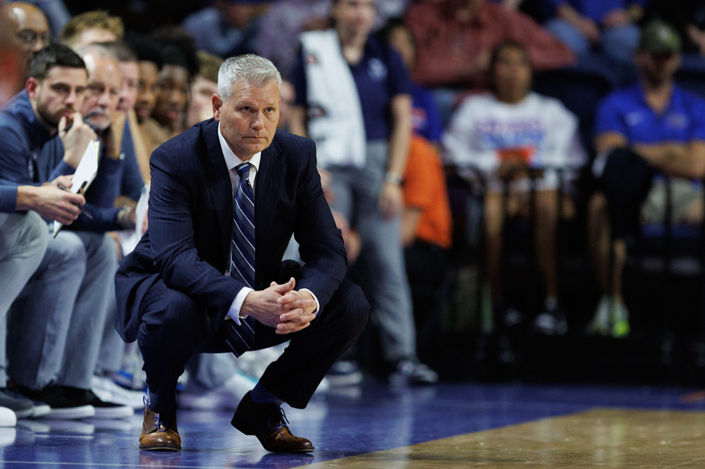 North Florida Ospreys head coach Bobby Kennen looks on during the first half of an NCAA college basketball game against Florida, Thursday, Nov. 6, 2025, in Gainesville, Fla. (AP Photo/Chris Watkins)