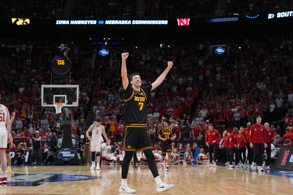 Iowa forward Alvaro Folgueiras (7)celebrates after defeating Nebraska in the Sweet 16 of the NCAA college basketball tournament Thursday, March 26, 2026, in Houston. (AP Photo/Eric Gay)