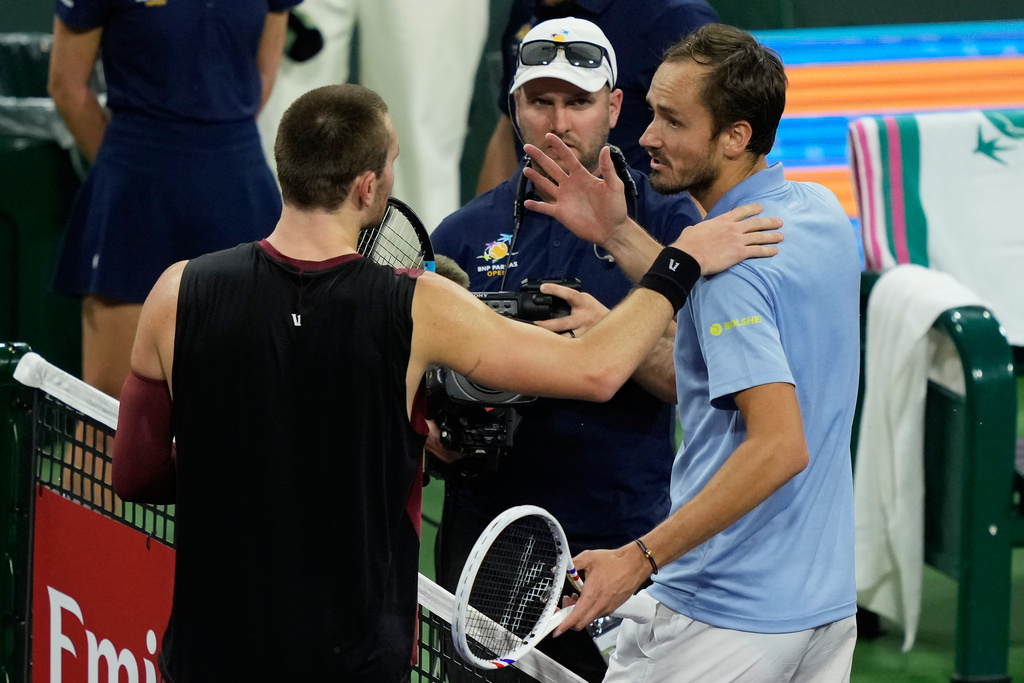 Jack Draper, of Britain, left, talks with Daniil Medvedev, of Russia, right, after Medvedev defeated Draper during a quarterfinal match at the BNP Paribas Open tennis tournament, Thursday, March 12, 2026, in Indian Wells, Calif. (AP Photo/Mark J. Terrill)