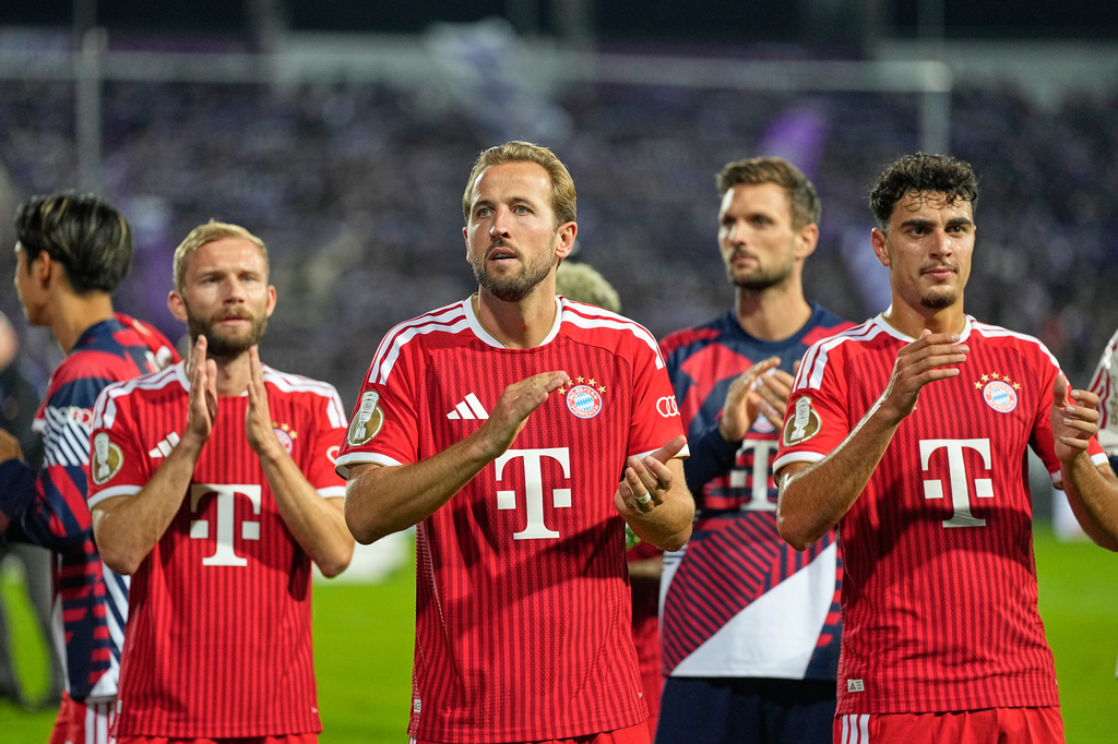 Bayern's Konrad Laimer, left, Bayern's Harry Kane, centre, Bayern's Aleksandar Pavlovic, right, applaud fans after the German soccer cup match between VfL Osnabrueck and Bayern Munich in Osnabrueck, Germany, Wednesday, Sept. 2, 2026. (AP Photo/Martin Meissner)