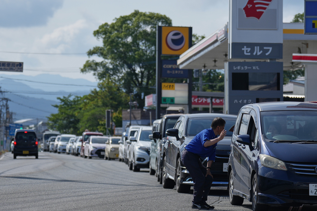 A long line of vehicles forms at a gas station as people seek fuel following an earthquake in Uki, Kumamoto Prefecture, southern Japan, Thursday, July 30, 2026. (AP Photo/Hiro Komae) CORRECTION: Location corrected to Uki, instead of Hikawa.