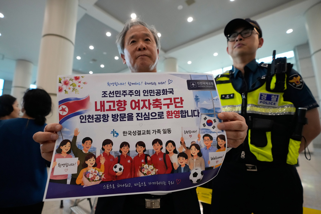 A South Korean activist waits for arrival of North Korean soccer club Naegohyang Women's FC team at Incheon International Airport in Incheon, South Korea, Sunday, May 17, 2026. The letters read "Welcome North Korean soccer club Naegohyang Women soccer." (AP Photo/Ahn Young-joon)