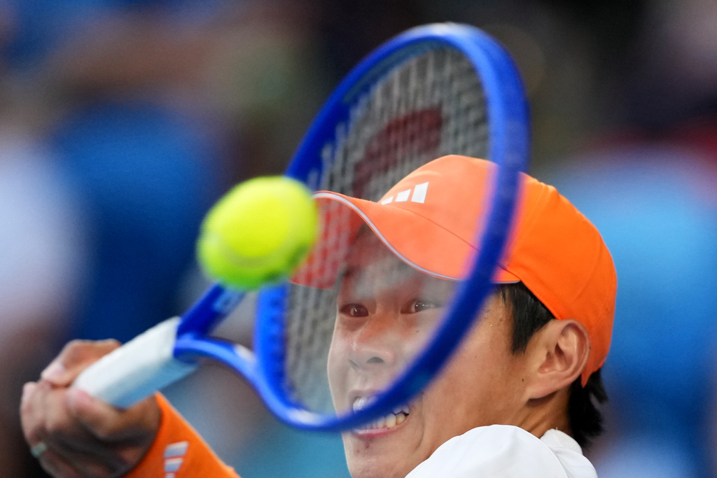 Learner Tien of the U.S. plays a forehand return to Daniil Medvedev of Russia during their fourth round match at the Australian Open tennis championship in Melbourne, Australia, Sunday, Jan. 25, 2026. (AP Photo/Asanka Brendon Ratnayake)