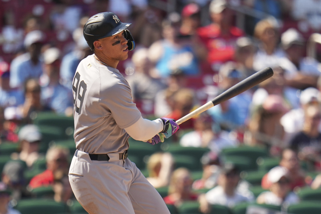 New York Yankees' Aaron Judge singles during the seventh inning of a baseball game against the St. Louis Cardinals Sunday, Aug. 17, 2025, in St. Louis. (AP Photo/Jeff Roberson)