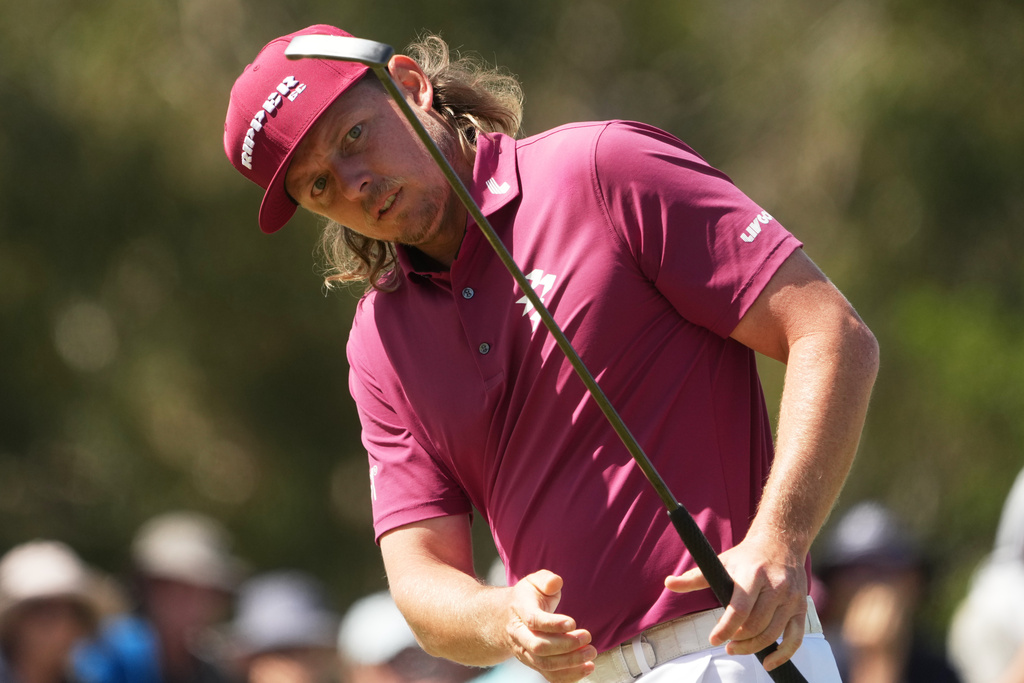 Australia's Cameron Smith watched his putt on the 14th during the final round of the Australian Open golf tournament in Melbourne, Australia, Sunday, Dec. 7, 2025. (AP Photo/Asanka Brendon Ratnayake)