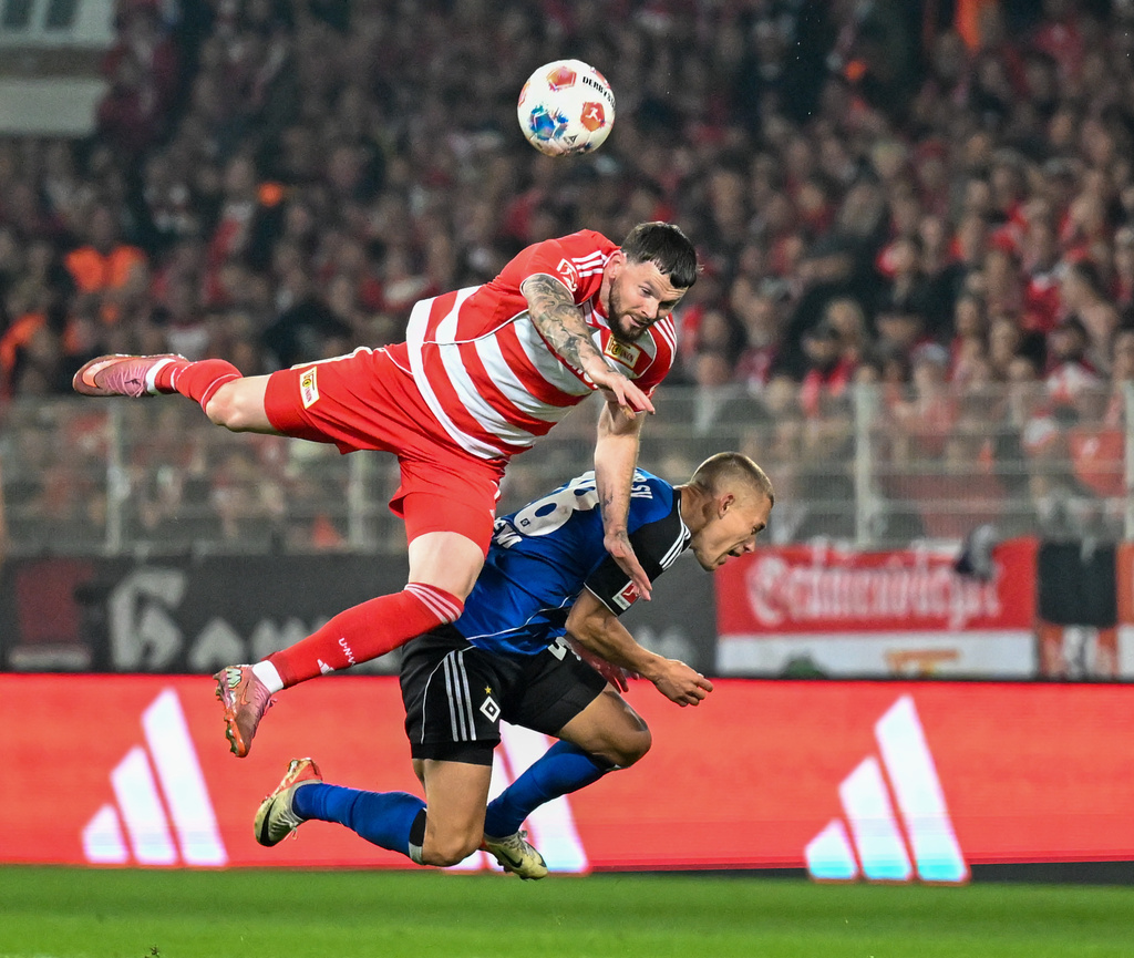 Berlin's Oliver Burke, left, and Hamburger's Miro Muheim in action during the Bundesliga soccer match between FC Union Berlin and Hamburger SV in Berlin, Sunday Sept. 28, 2025. (Soeren Stache/dpa via AP)