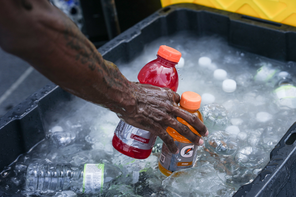 FILE - A vendor sells Gatorade and water bottles near the Washington Monument during a heat wave July 3, 2026, in Washington. (AP Photo/Julia Demaree Nikhinson, File)