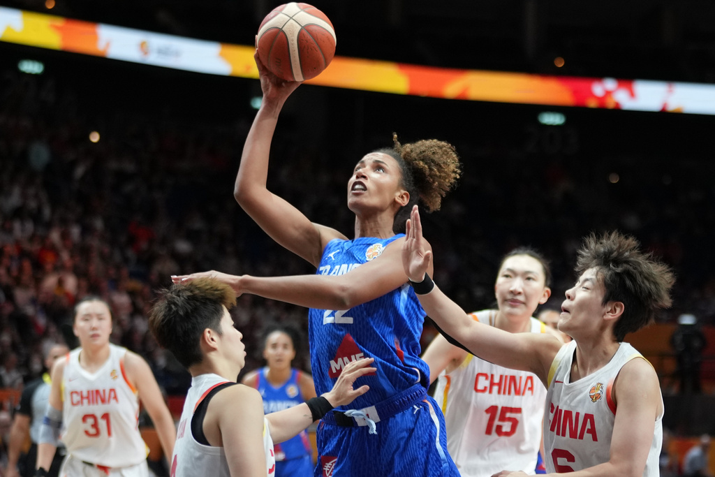 France's Mari&egrave;me Badiane shoots over China's Li Yuan during the Women's Basketball World Cup quarterfinal match between the China and France in Berlin, Thursday, Sept. 10, 2026. (AP Photo/Ebrahim Noroozi)