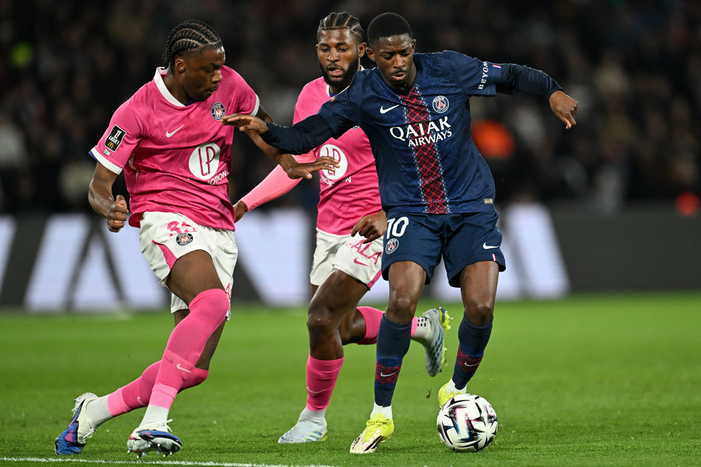 Toulouse's Seny Koumbassa, left, and PSG's Ousmane Dembele fight for the ball during a League One soccer match between Paris Saint-Germain and Toulouse in Paris, France, Friday, April 3, 2026. (AP Photo/Emma Da Silva)