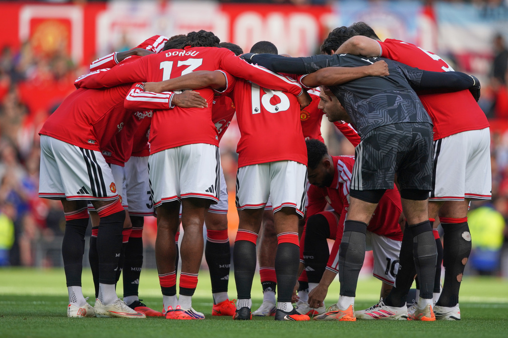 Man United team huddles just prior to kick off of the English Premier League soccer match between Manchester United and Manchester City in Manchester, England, Sunday, Sept. 13, 2026. (AP Photo/Ian Hodgson)