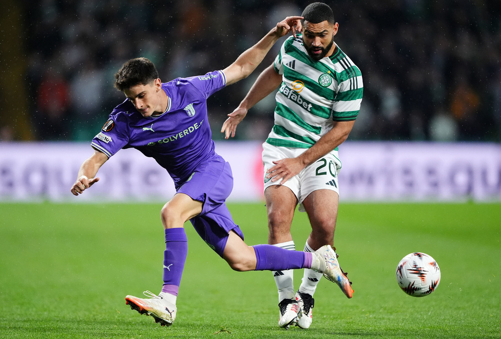 Sporting Braga's Pau Victor, left, and Celtic's Cameron Carter-Vickers in action during the Europa League soccer match between Celtic and Braga at Celtic Park, Glasgow, Scotland, Thursday Oct. 2, 2025. (Andrew Milligan/PA via AP)