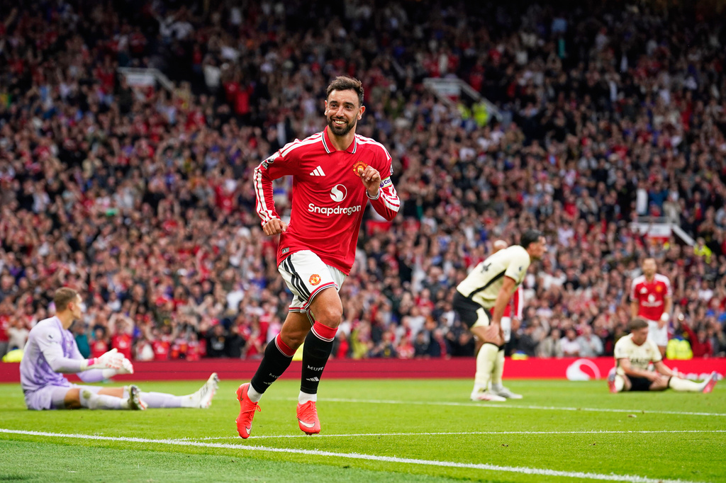 Manchester United's Bruno Fernandes celebrates after scoring his side's fourth goal during the English Premier League soccer match between Manchester United and Ipswich Town in Manchester, England, Sunday, Aug. 30, 2026. (AP Photo/Dave Thompson)