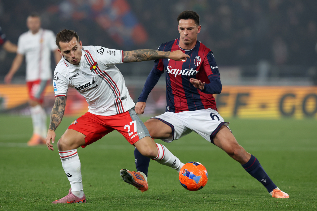 Cremonese's Jari Vandeputte, left, and Bologna's Nikola Moro, right, challenge for the ball during the Serie A soccer match between FC Bologna and US Cremonese in Bologna, Italy, Monday, Dec. 1, 2025. (Gianni Santandrea/LaPresse via AP)