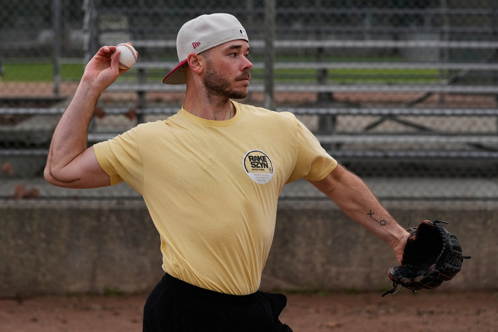 Daulton Jefferies throws a baseball as he warms up at Heather Farms Park in Walnut Creek, Calif., Saturday, Dec. 13, 2025. (AP Photo/Godofredo A. Vásquez)