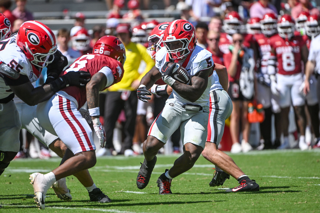 Georgia running back Chauncey Bowens (5) runs the ball against Arkansas during the second half of an NCAA college football game Saturday, Sept. 19, 2026, in Fayetteville, Ark. (AP Photo/Michael Woods)