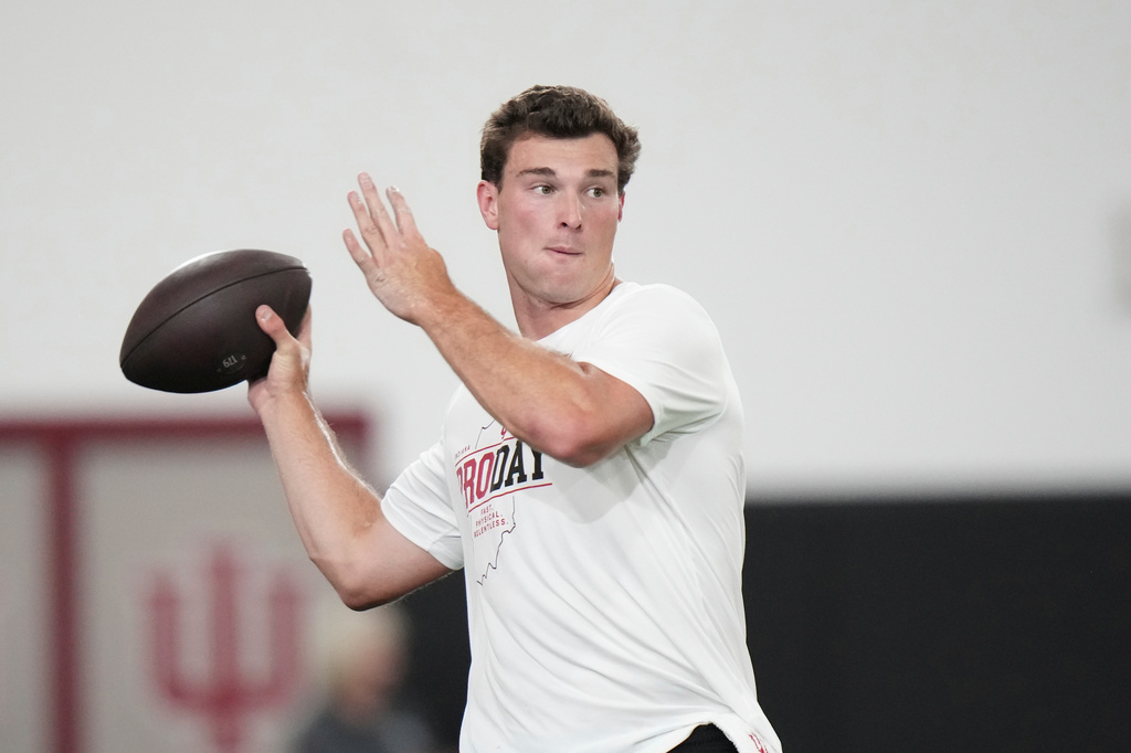 Indiana quarterback Fernando Mendoza looks to throw a pass during the school's NFL football pro day Wednesday, April 1, 2026, in Bloomington, Ind. (AP Photo/AJ Mast)