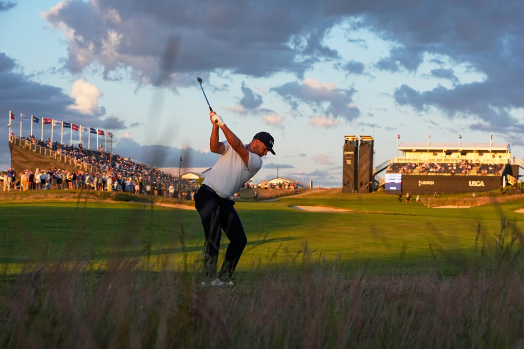 Wyndham Clark hits from the rough on the 18th hole during the third round of the U.S. Open golf tournament at Shinnecock Hills Golf Club in Southampton, N.Y., Saturday, June 20, 2026.(AP Photo/George Walker IV)