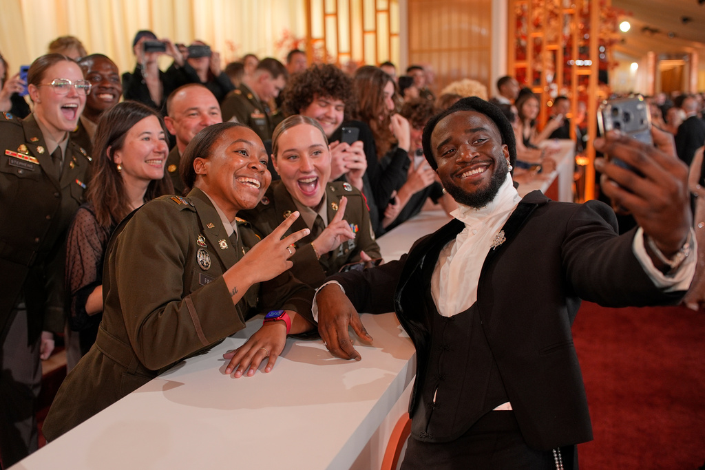 Shaboozey poses with fans as he arrives at the Oscars on Sunday, March 15, 2026, at the Dolby Theatre in Los Angeles. (AP Photo/John Locher)