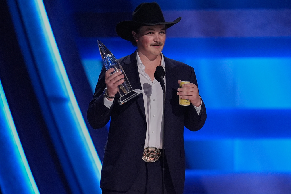 Zach Top receives the award for new artist of the yearTucker Wetmore receives the award for new artist of the year during the 59th Annual Country Music Association Awards on Wednesday, Nov. 19, 2025, at Bridgestone Arena in Nashville, Tenn. (AP Photo/George Walker IV)