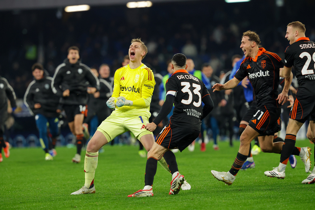 Como's goalkeeper Jean Butez (1) celebrates with teammates after the Italian Cup quarterfinal soccer match against Napoli, Tuesday, Feb. 10, 2026, in Naples, Italy. (Alessandro Garofalo/LaPresse via AP)