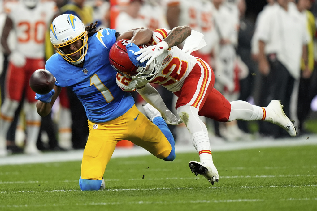Kansas City Chiefs cornerback Trent McDuffie breaks up a pass intended for Los Angeles Chargers wide receiver Quentin Johnston during the second half of an NFL football game, Friday, Sept. 5, 2025, in Sao Paulo. (AP Photo/Fernando Llano)