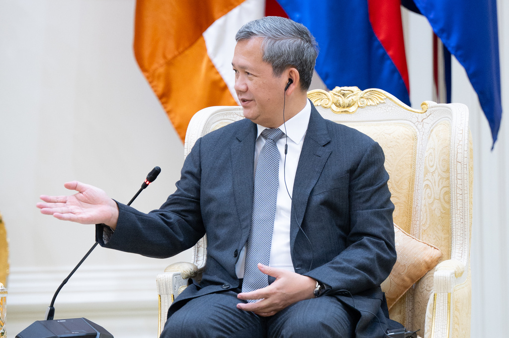 In this photo released by Agence Kampuchea Press (AKP), Cambodian Prime Minister Hun Manet talks with South Korea's Vice Foreign Minister Kim Jina, during a meeting in Phnom Penh, Cambodia, Thursday, Oct. 16, 2025. (AKP via AP)