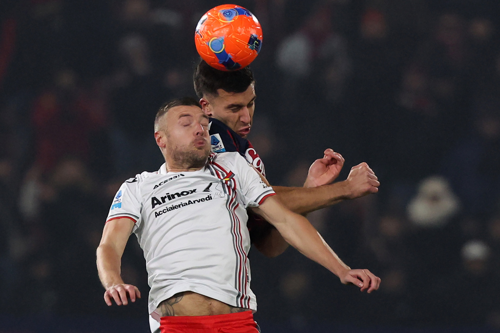 Cremonese's Jamie Vardy, left, and Bologna's Nicolo Casale, right, challenge for the ball during the Serie A soccer match between FC Bologna and US Cremonese in Bologna, Italy, Monday, Dec. 1, 2025. (Gianni Santandrea/LaPresse via AP)